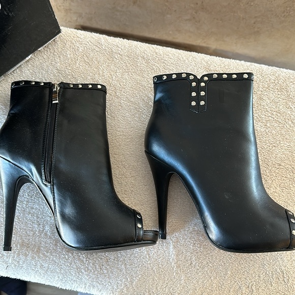 NWT Torrid Peep Toe Stud Heel Bootie - Picture 5 of 10